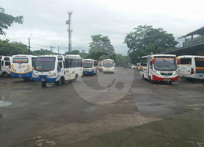 Las busetas están parqueadas en la terminal de transporte de Chigorodó. FOTO CORTESÍA LENTE INFORMATIVO DE CHIGORODÓ