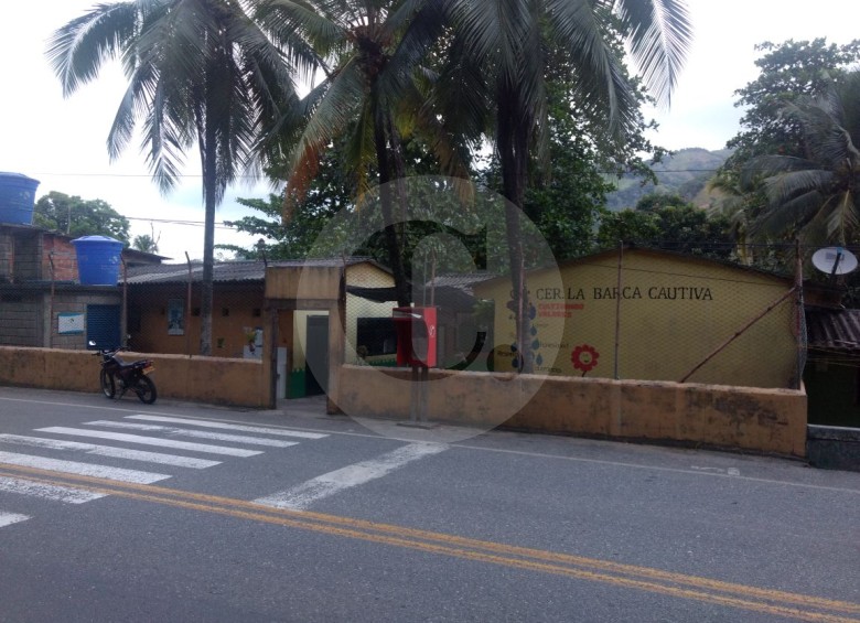 La escuela de Puerto Raudal sufrió durante el supuesto enfrentamiento. FOTO Ricardo Monsalve