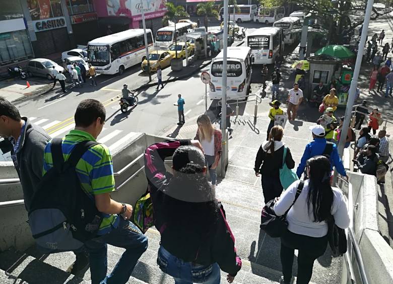 A las 9:00 de la mañana, pasajeros con destino a las estaciones Sabaneta y la Estrella están llegando a Itagüí, allí se encuentran rutas integradas. FOTO MANUEL SALDARRIAGA
