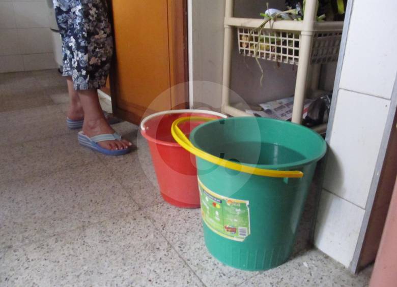 Imagen de referencia de baldes con agua. FOTO ARCHIVO
