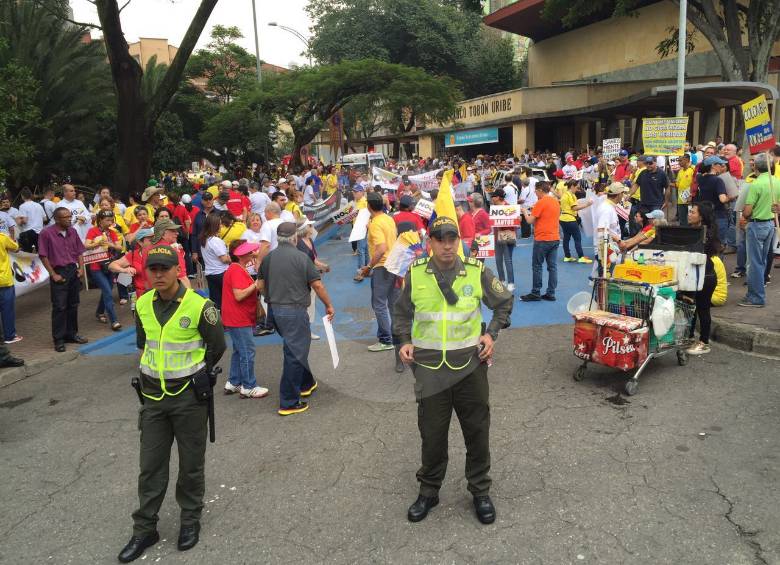 La marcha inició a las 9:50 de la mañana desde el Teatro Pablo Tobón Uribe y finalice en el Parque de Las Luces. FOTO JULIO CESAR HERRERA