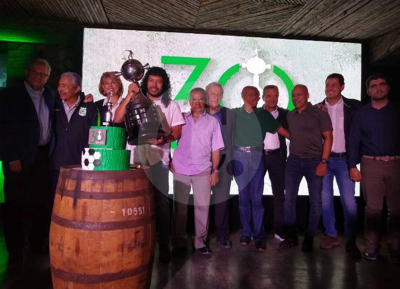 René Higuita, con el primer trofeo de la Copa Libertadores que engalana las vitrinas verdolagas. FOTO JAIME PÉREZ