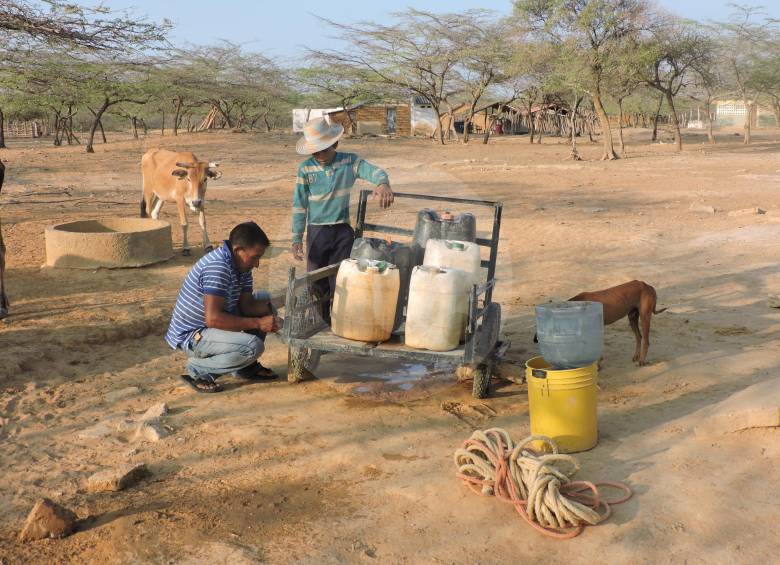 Habitantes del municipio de Uribia recolectan agua de uno de los pozos que está construyendo el Gobierno Nacional en el departamento. FOTO Santiago valenzuela 