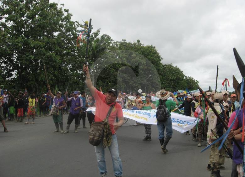 Marcha de los indígenas por el municipio de Apartadó exigiéndole a la Nación y a la Gobernación de Antioquia el cumplimiento de los acuerdos pactados en la minga de 2013. FOTO laura jiménez 