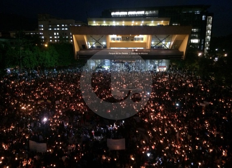 Así se veía a las este viernes el Parque de los Deseos, en Medellín. durante la Velatón. FOTO JULIO CÉSAR HERRERA