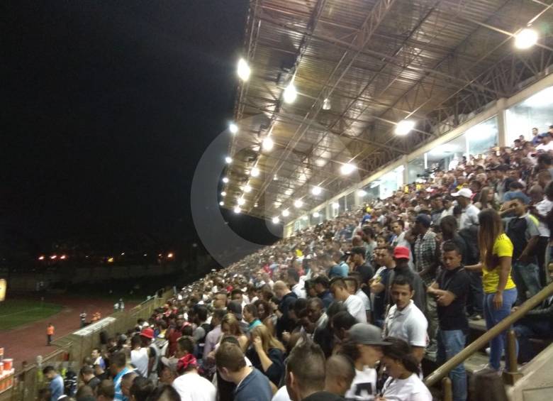 Volvió la luz en el estadio de Itagüí, donde juegan Leones-América