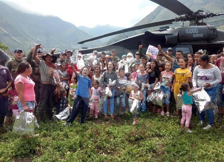 Decenas de niños que habitan la vereda El Cedral del municipio de Ituango recibieron los regalos que fueron conseguidos por la IV Brigada del Ejército y transportados por el Comando Aéreo de Combate N°5 de la Fuerza Aérea. Esta comunidad salió desplazada hace tres meses por el conflicto armado. FOTO Ricardo Monsalve Gaviria