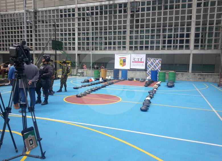 Con plásticos especiales estaba cubierta la base de coca para poderla sacar de Colombia por el mar. FOTO rODRIGO mARTÍNEZ