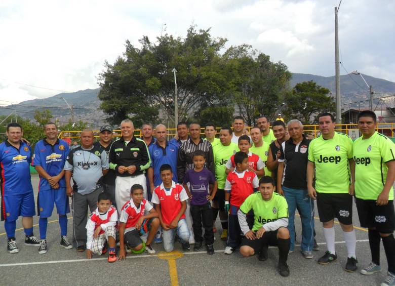 Juaco Vásquez se despidió del arbitraje del micro en el partido que La 67 le ganó 7-5 a Franzea hace 15 días. FOTO cortesía 