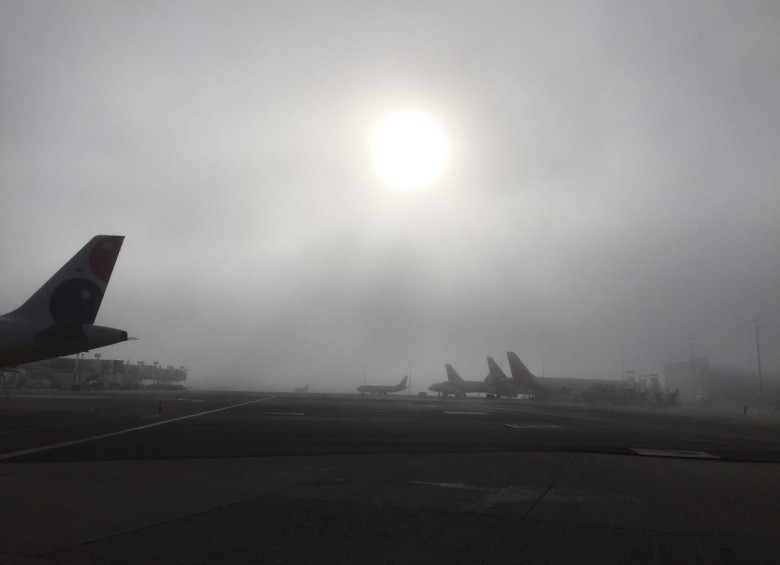 El mal clima represa a cientos de viajeros en el aeropuerto de Rionegro. FOTO @AeropuertoMDE