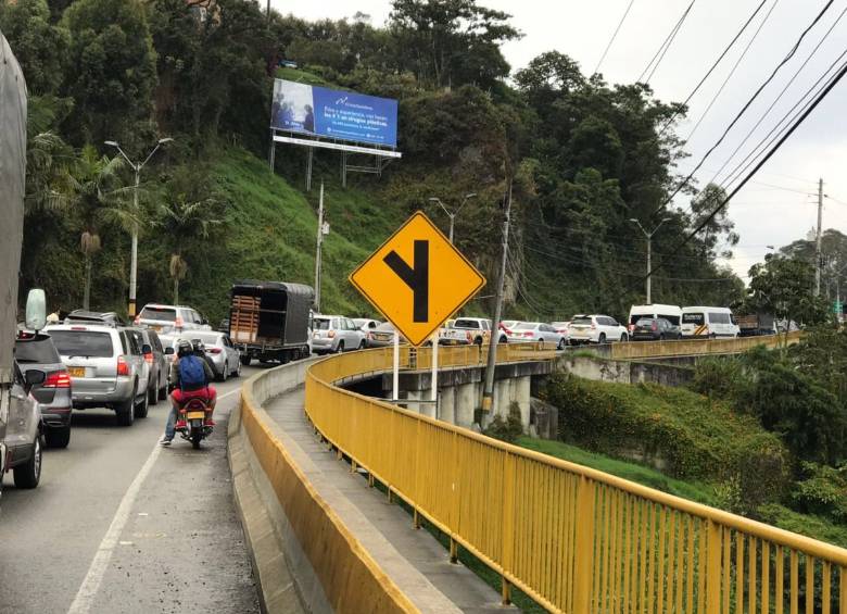 A esta hora se reporta una fuerte congestión en Palmas para subir al aeropuerto. FOTO @HenryHoracio