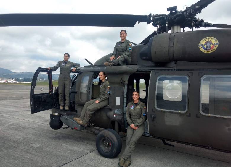 Las mujeres que comandan el UH60 . FOTO JAIME PÉREZ