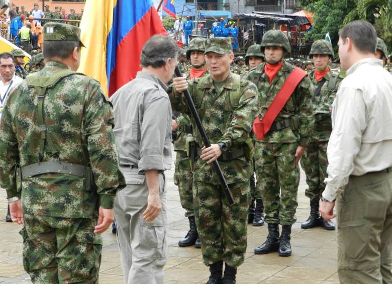 Mediante un comunicado de prensa divulgado por su cuenta de Twitter, las Farc confirmaron que tienen en su poder al general Rubén Darío Alzate. FOTO: CORTESÍA