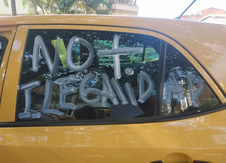 Taxistas pintaron mensajes en los vehículos. FOTO EL COLOMBIANO