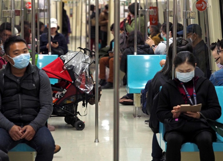 Personas usan máscaras faciales en un vagón de metro en Taipei, Taiwán, donde se confirmó el cuarto caso de coronarivus. FOTO EFE