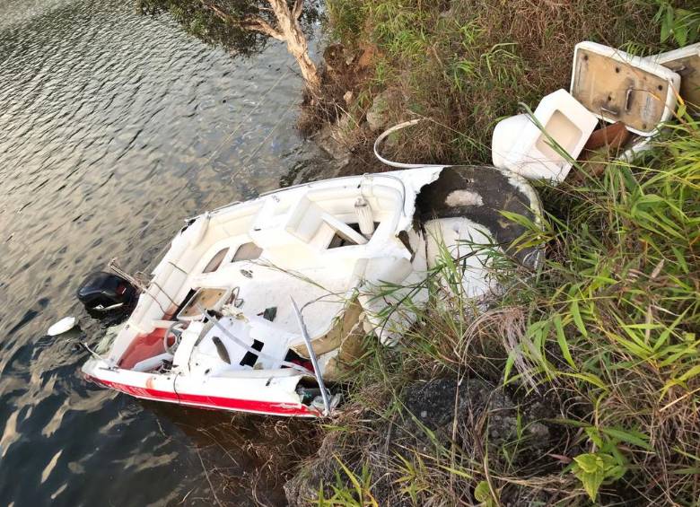 Así quedó la lancha en la que viajaba Santiago García, menor de 16 años, que murió por causa de las lesiones luego de la colisión con otro bote en el embalse de Guatapé. FOTO ASENRED
