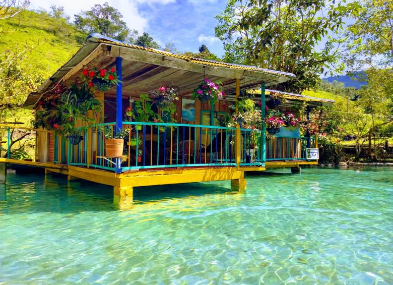 Piscina natural con opciones de alojamiento en cabañas y glamping. FOTO Secretaría de Turismo y Desarrollo de la Alcaldía de Buga