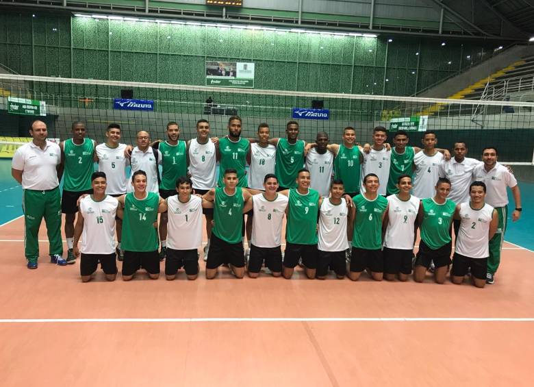 Aquí están los equipos masculinos A y B que participan en el Nacional con sede en Medellín. FOTO CORTESÍA LIGA ANTIOQUEÑA DE VOLEIBOL