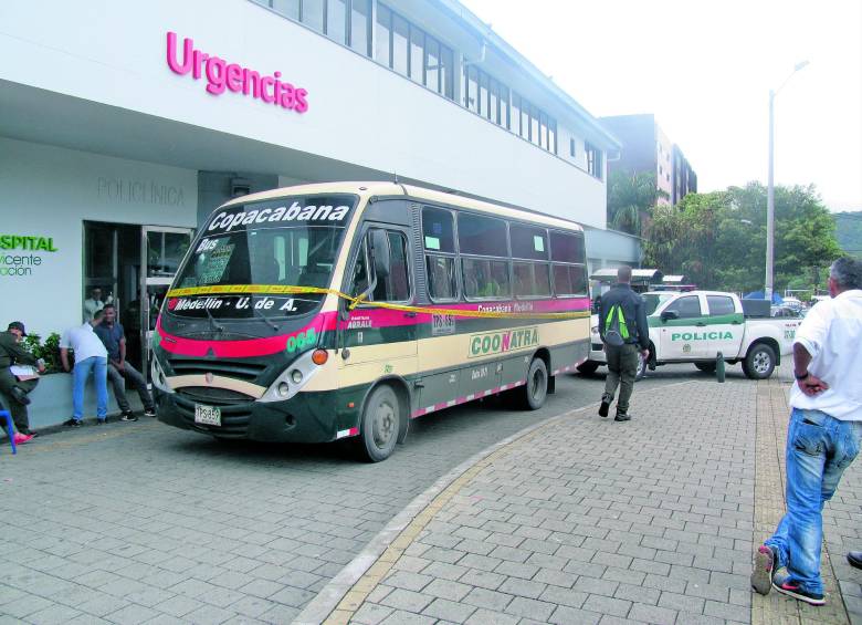 Uno de los pasajeros tomó el control del bus y llevó al conductor herido —y a los demás pasajeros— hasta la sede de Policlínica. FOTO CORTESÍA Q’HUBO