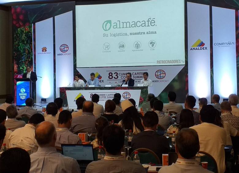 El ministro de Hacienda, Alberto Carrasquilla, participó en el congreso de exportadores de café, en Cartagena. Foto Ferney Arias