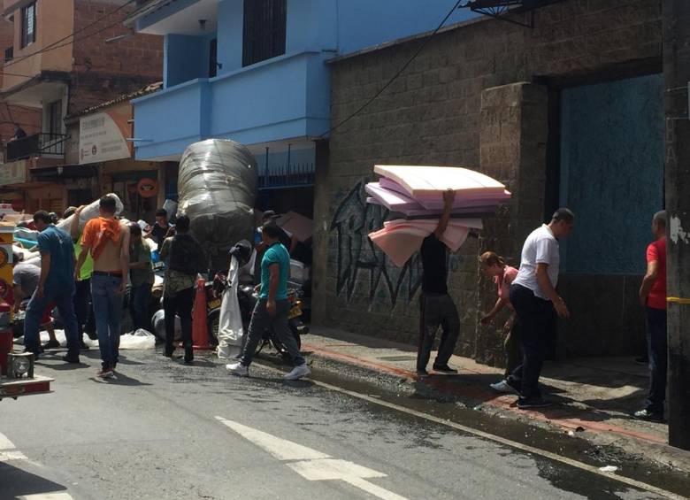 Bomberos controlan incendio en Itagüí y rescatan restos del almacén de telas y espumas. FOTOS EDWIN BUSTAMANTE