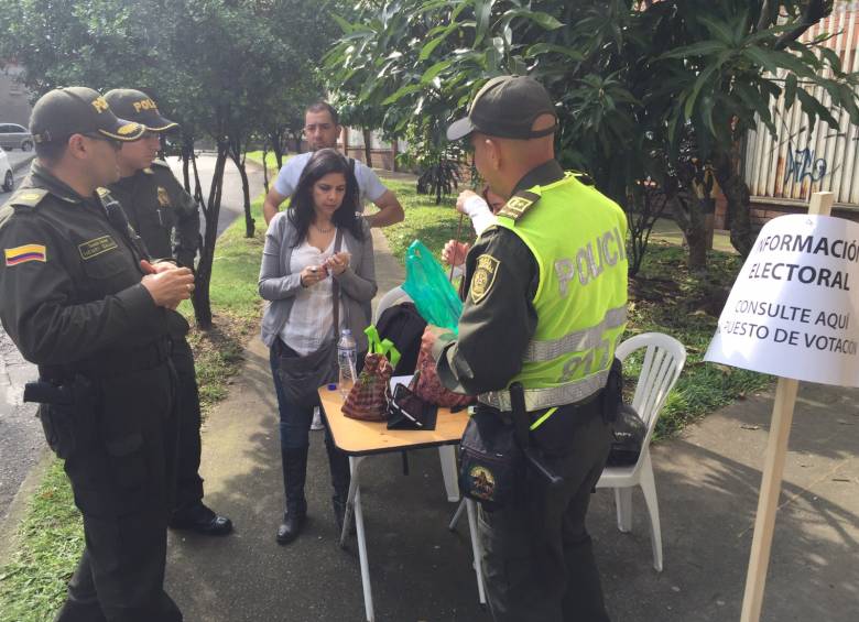 Policía decomisa propaganda política en puestos de votación en envigado. FOTO Esteban Vanegas