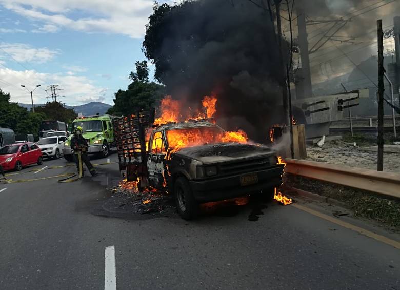 Esta es la camioneta que se incendió en la avenida Regional a la altura de la Aguacatala. FOTO MANUEL SALDARRIAGA