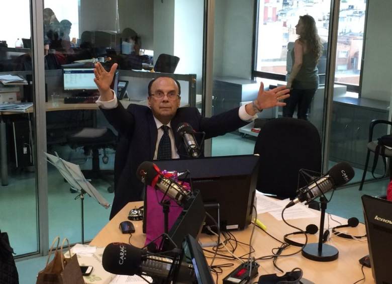 Hasta el último día en el programa, Hernán Peláez no dejó de lado su buen humor y característico estilo para dirigir La Luciérnaga. FOTO CORTESÍA CARACOL RADIO. 