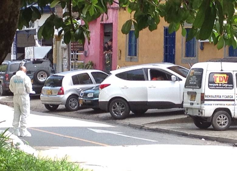 Juan Esteban Vélez, presidente del consejo de Cootransmede quedó muerto dentro del vehículo mientras su conductor fue remitido a un centro asistencial. FOTO RÓBINSON SÁENZ