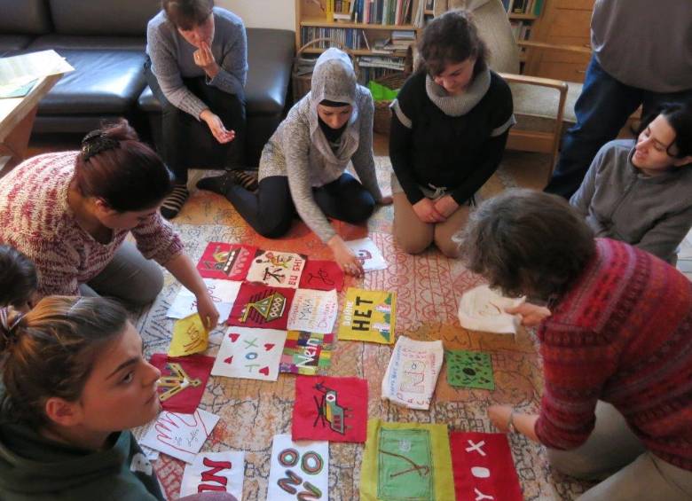 Mujeres sirias y de otras nacionalidades tejen en Alemania. Foto Cortesía 