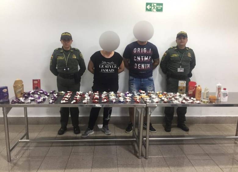 Los extranjeros llevaban cerca de 100 bombones de chocolate con cocaína. FOTO CORTESÍA POLICÍA