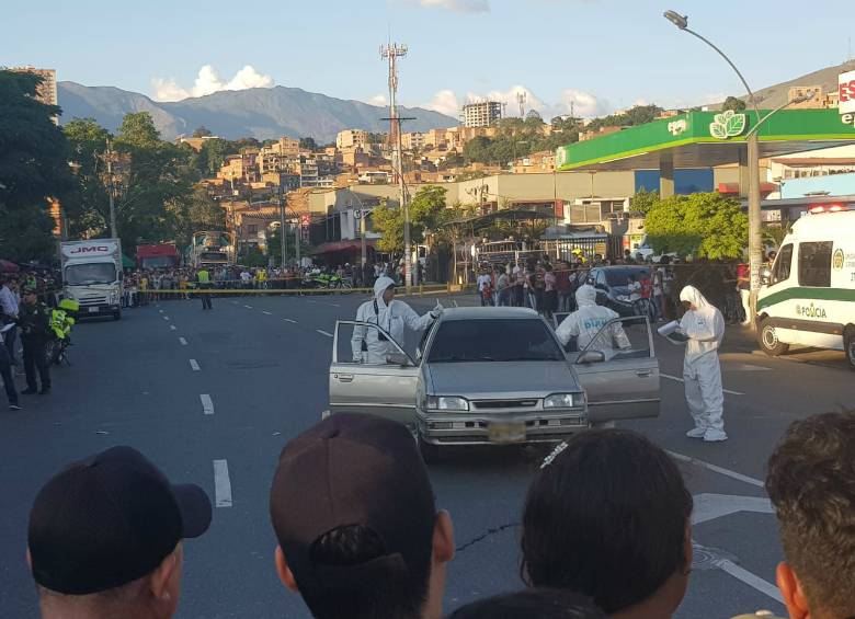 Dos hombres fueron asesinados a bordo de un vehículo cerca al Jardín Botánico de Medellín. FOTO CORTESÍA GUARDIANES DE ANTIOQUIA