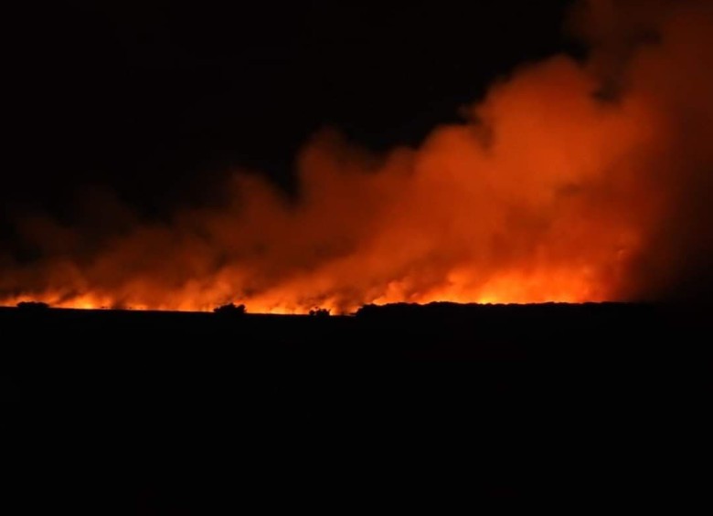 En la cuenta de Twitter @Yarbis_U se publicó esta imagen que evidencia la dimensión del incendio. FOTO TOMADA DE TWITTER