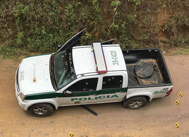 En esta camioneta se transportaban el coronel Pineda y el patrullero cuando fueron atacados por hombres armados. FOTO CORTESÍA