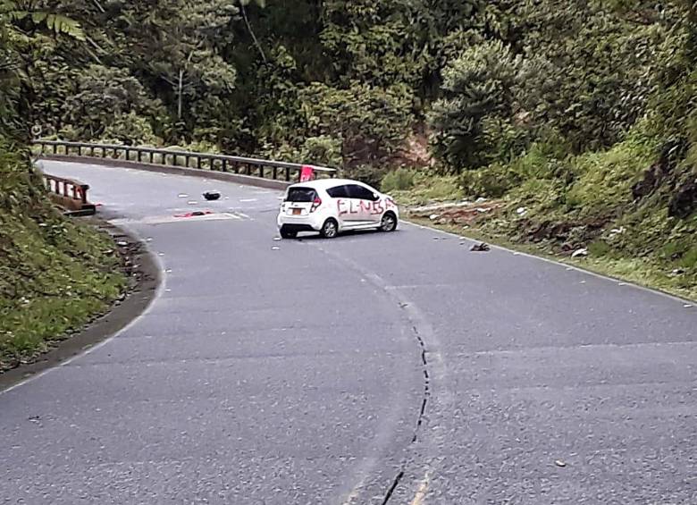 El vehículo fue parqueado en inmediaciones de un puente. FOTO Colprensa