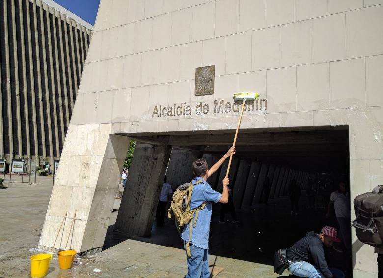 En un acto simbólico, varios jóvenes lavaron esta mañana la Alcaldía de Medellín. Foto: Tomada de Twitter