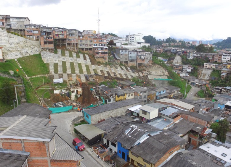 Las obras de estabilización y mitigación avanzan en el barrio Gonzáles, de Manizales. FOTO CORTESÍA LA PATRIA