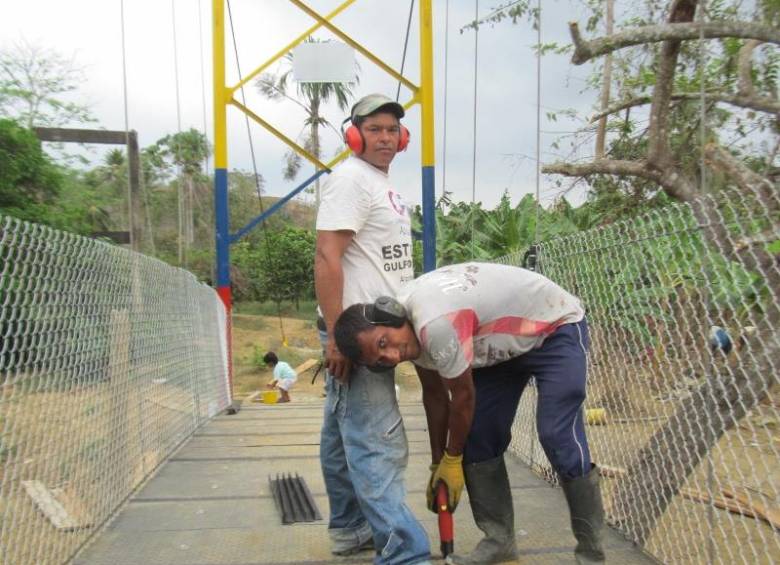 Unos cien turbeños trabajaron de manera voluntaria en la construcción del puente peatonal de la vereda Galilea. FOTO Cortesía 
