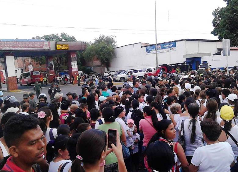 Imagen de las mujeres regresando a Venezuela con las compras. FOTO Cortesía La opinión