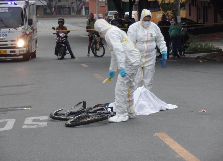 La foto corresponde al procedimiento técnico, tras la muerte de Albeiro de Jesús Cano, ciclista que fue arrollado por una volqueta en en marzo de 2017. FOTO Santiago Olivares / Q´HUBO