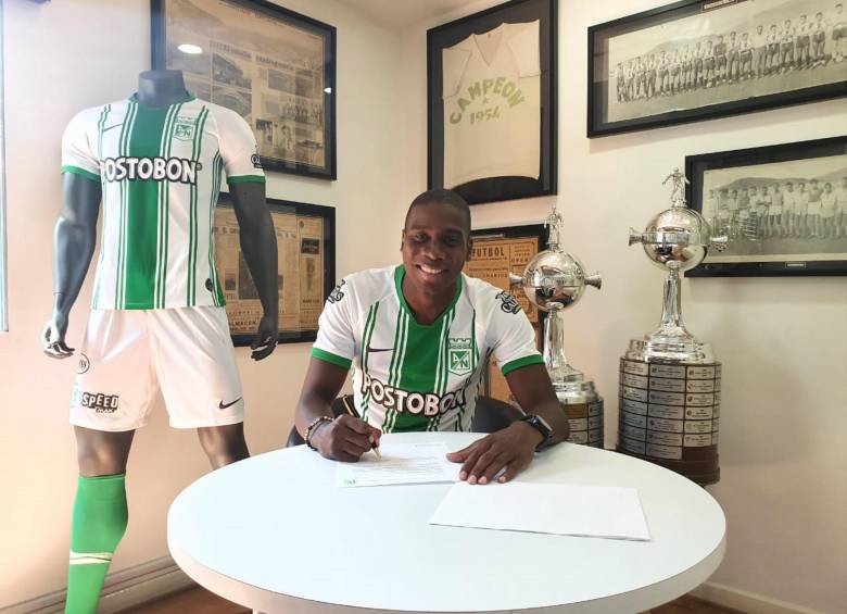 La foto del momento en el que el zaguero estampó su firma. Llega por un año y con la opción de extenderlo. FOTO@nacionaloficial