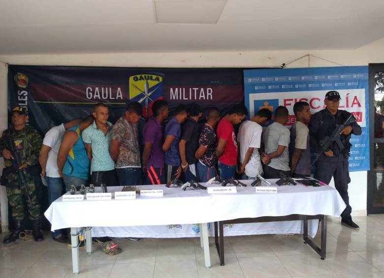 Los doce supuestos miembros del Clan del Golfo fueron presentados ante la justicia. FOTO: Cortesía