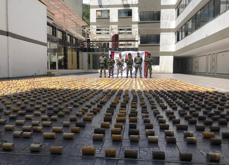 Estos son los 2.009 artefactos explosivos improvisados que la Fuerza Pública encontró en un paraje rural de Villagarzón, Putumayo. FOTO: cortesía del Ejército.