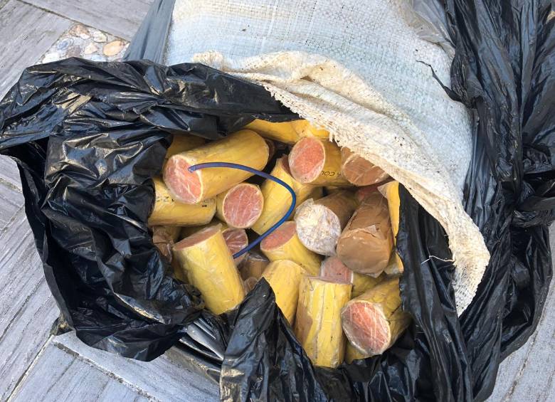 Las cargas explosivas estaban envueltas en bolsas y costales. FOTO: cortesía del Ejército.