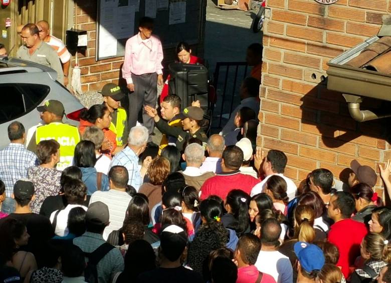 Unas dos mil personas reclamaban cupo para acceder al programa de vivienda. FOTO DONALDO ZULUAGA