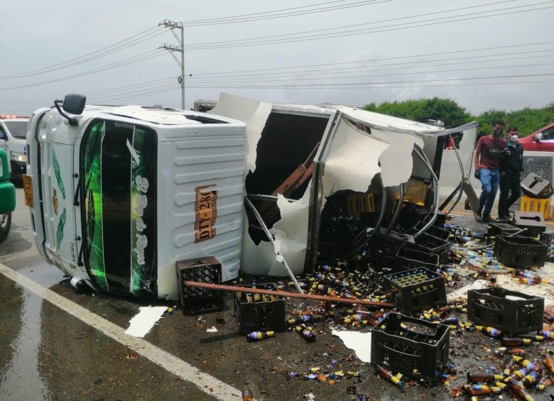 Camión con cerveza se accidentó en Barranquilla: FOTO: Cortesía