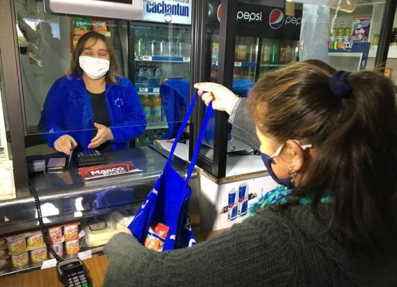 En Chile se creó una app para que las familias tengan alimentación y fomentar las tiendas de barrio. FOTO @locales_conectados
