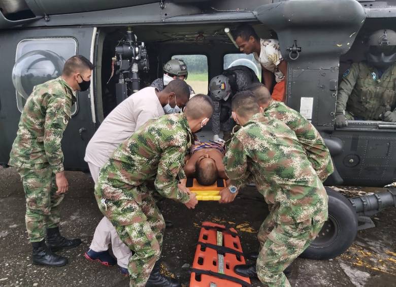 Momento en que el campesino, identificado como Luis Fernando Valoy Cote, es trasladado vía aérea. FOTO CORTESÍA EJÉRCITO