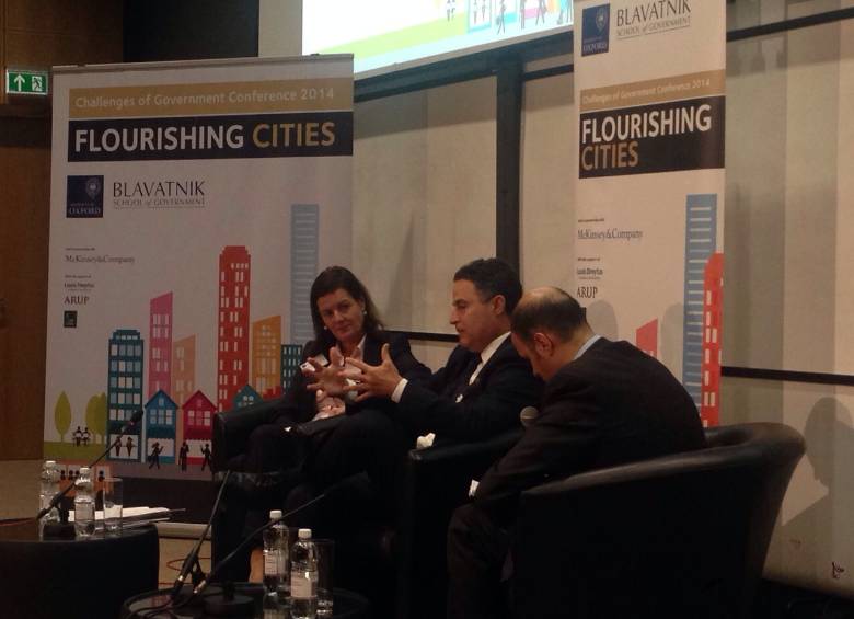 Ante académicos, maestros y estudiantes de la Universidad de Oxford, el alcalde expuso los cambios de Medellín. FOTO cortesía