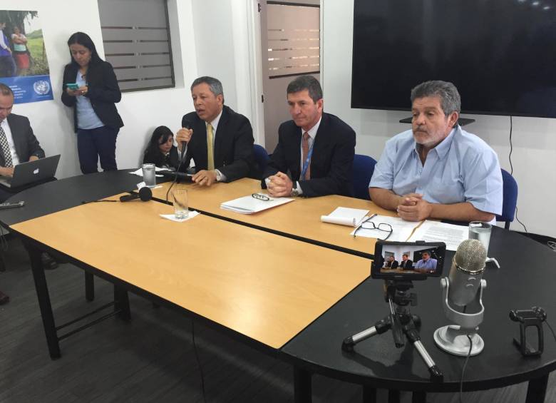 De izquierda a derecha el contralmirante Orlando Romero, el general Javier Antonio Pérez Aquino y “Marco Calarcá”, en la rueda de prensa en la sede del MMV. FOTO Cortesía Misión ONU Colombia